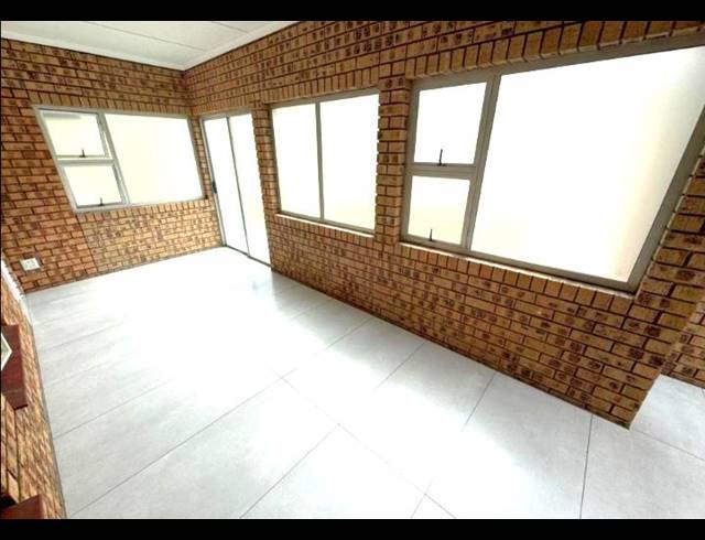 5 BEDROOM HOUSE FOR SALE IN MEER EN SEE